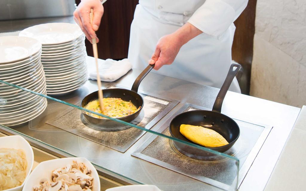 Hotel Okura Jr Huis Ten Bosch Sasebo Luaran gambar Preparation of an omelette